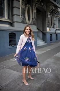 女人穿碎花裙吃瓜